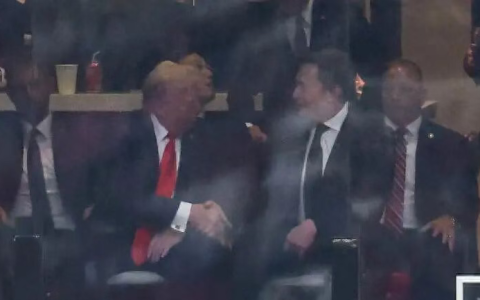 特朗普主动伸出手，把马斯克拉到自己身边，两人相逢一笑泯恩仇