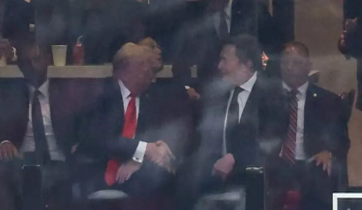 特朗普主动伸出手,把马斯克拉到自己身边,两人相逢一笑泯恩仇