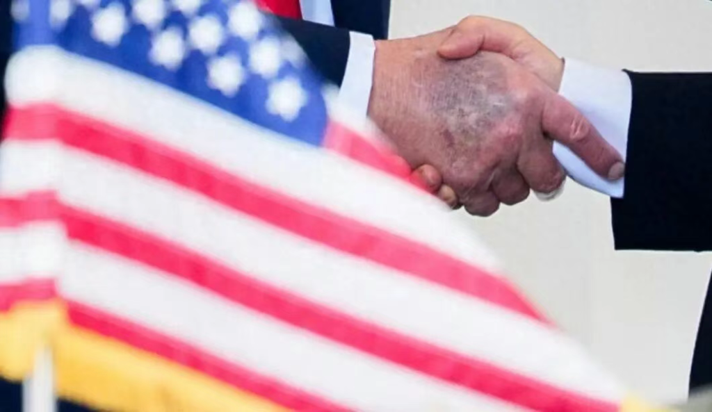 万斯有话直说,等特朗普有个三长两短,他有信心顶上总统之位