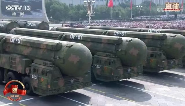 9•3阅兵惊现东风-61，世界强烈震感，美军紧盯镜头不禁捏了一把汗