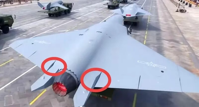 九三阅兵之三:对两架高速无人僚机的猜测