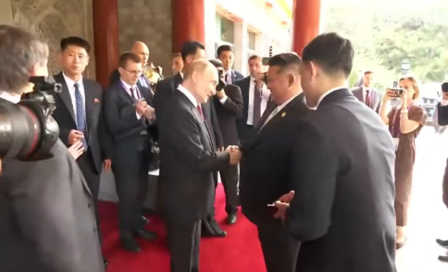 中俄朝领导人同框画面,让菲律宾防长破防:这对我来说就是恐吓