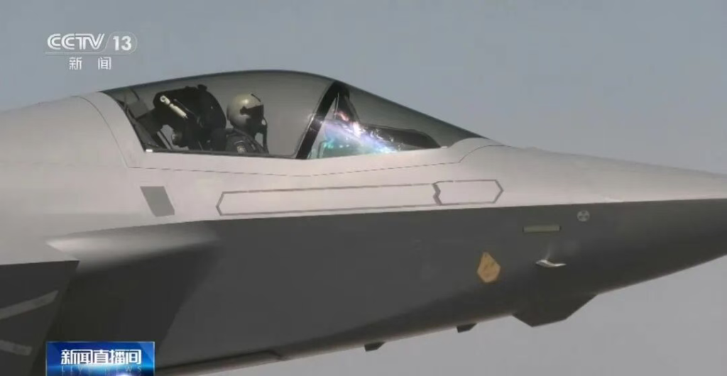中国歼-35最新画面!6枚中距弹、隐藏登机梯首次曝光!大伊万:6年赌约迎来大结局