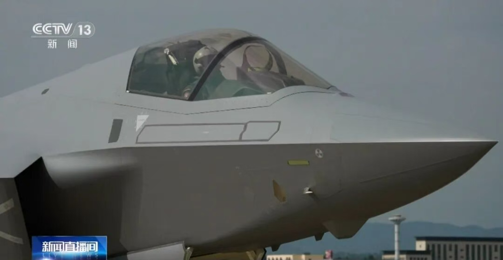 中国歼-35最新画面!6枚中距弹、隐藏登机梯首次曝光!大伊万:6年赌约迎来大结局