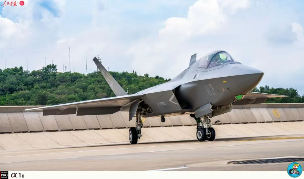 中国歼-35最新画面!6枚中距弹、隐藏登机梯首次曝光!大伊万:6年赌约迎来大结局