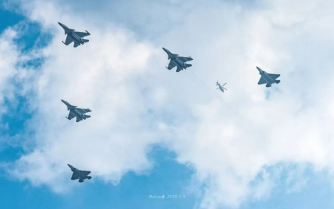 中国歼-35最新画面！6枚中距弹、隐藏登机梯首次曝光！大伊万：6年赌约迎来大结局