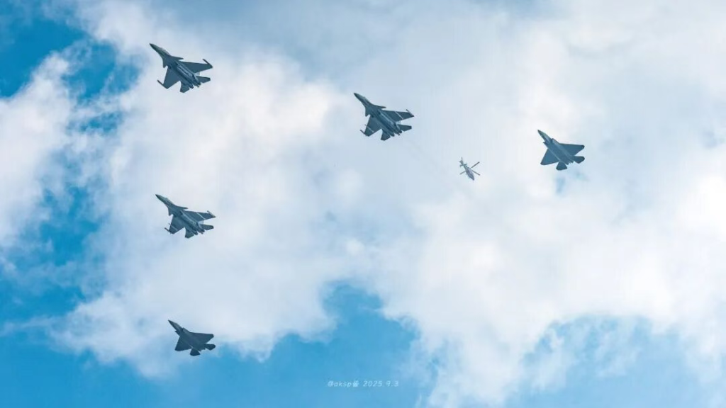 中国歼-35最新画面!6枚中距弹、隐藏登机梯首次曝光!大伊万:6年赌约迎来大结局