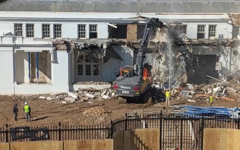 美军的战舰在生锈，白宫的主人在修园子，我们熟悉的大清又回来了