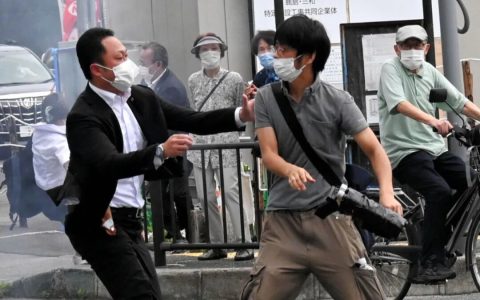 山上彻也昨日受审，匹夫一怒，血溅五步！