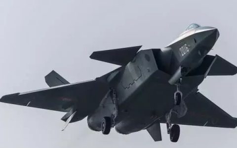 为了击败F-22！冒险进行两线作战，但是歼-20最终赢了！