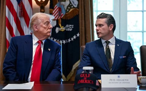 特朗普一时情绪失控，当众对赫格塞斯大发雷霆，白宫发生了什么？