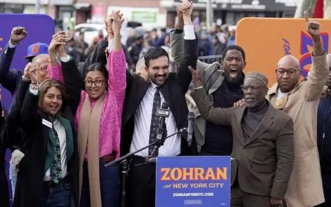 印度裔当选纽约市长，当众吃手抓饭