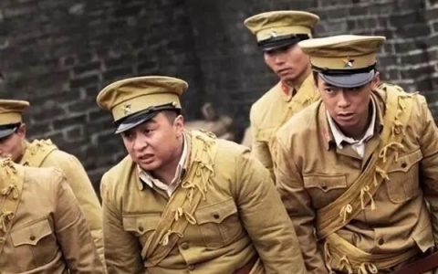 这个伪军太忠诚了，我们向日军举报了他