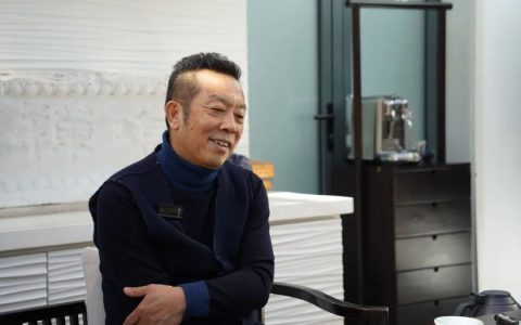 西贝留在了牌桌上