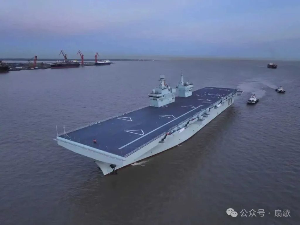 076准备出坞，会进行无人机弹射着舰测试，未来低成本制导武器将会起到战略性作用！