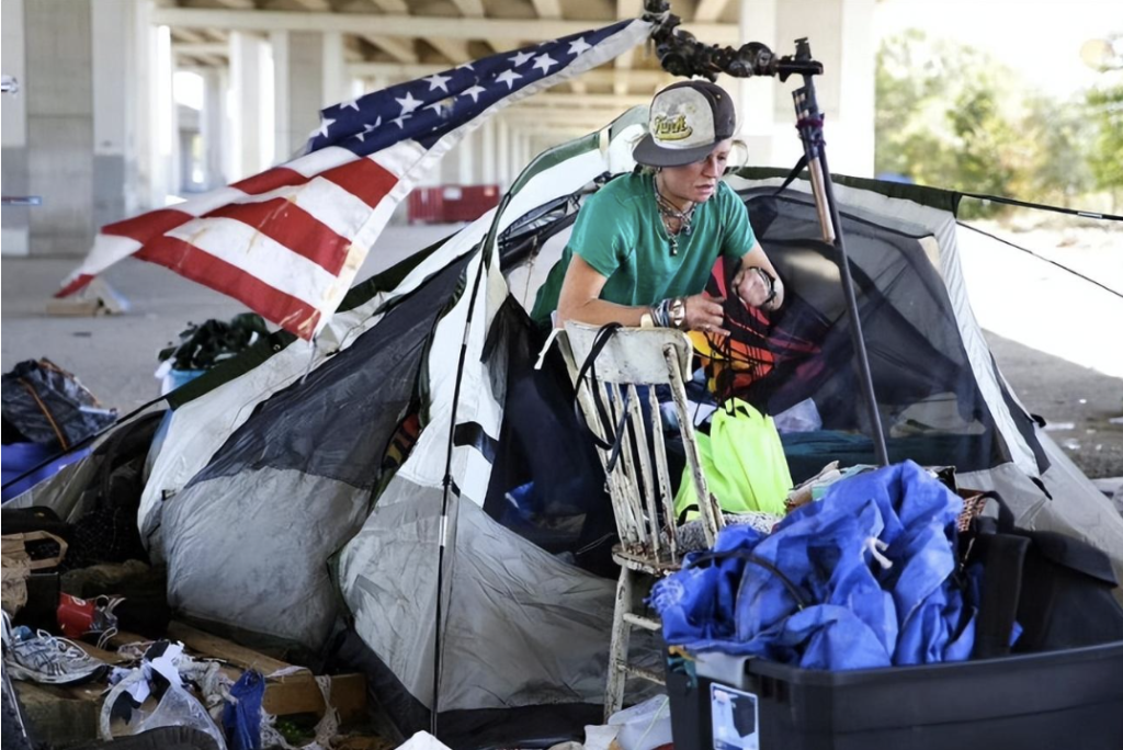 马斯克笑谈斩杀线，特朗普要建疯人院处理流浪汉