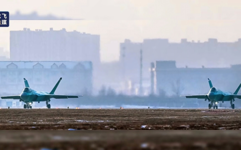 中国歼-35开启爆兵模式！加速生产的新歼-35有哪些惊喜，“神秘盖板”是硬管加油装置？