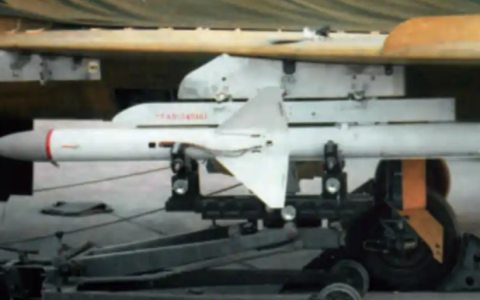 虽然盘正、条顺，但是歼8A的所有机载设备都是猪队友！