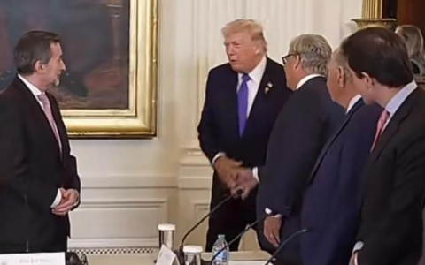 美国要梭哈了，中国该怎么办？