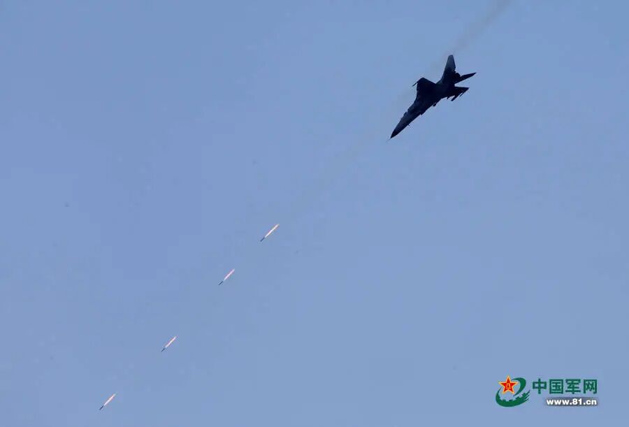 强悍的战场多面手！差点能挂鹰击12，还能兼职电子战机，聊聊已沦为“牛夫人”的飞豹