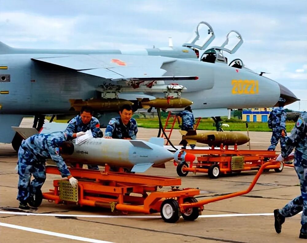 强悍的战场多面手！差点能挂鹰击12，还能兼职电子战机，聊聊已沦为“牛夫人”的飞豹