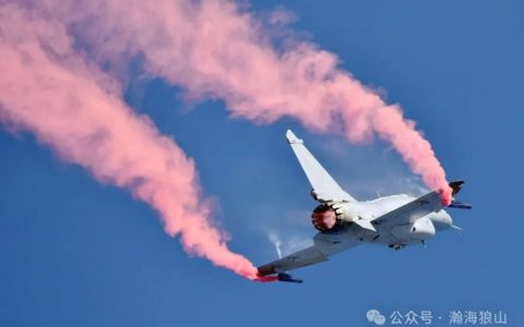 4道凝结尾出现在2万米高空，400架的大编队还会很远吗？