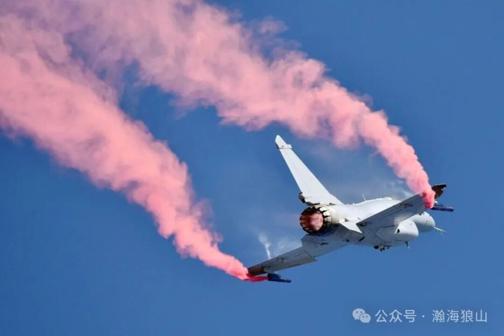 4道凝结尾出现在2万米高空，400架的大编队还会很远吗？