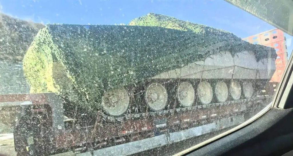 是传说中的四代重坦还是新155榴弹炮？100式坦克家族新成员曝光，7对负重轮