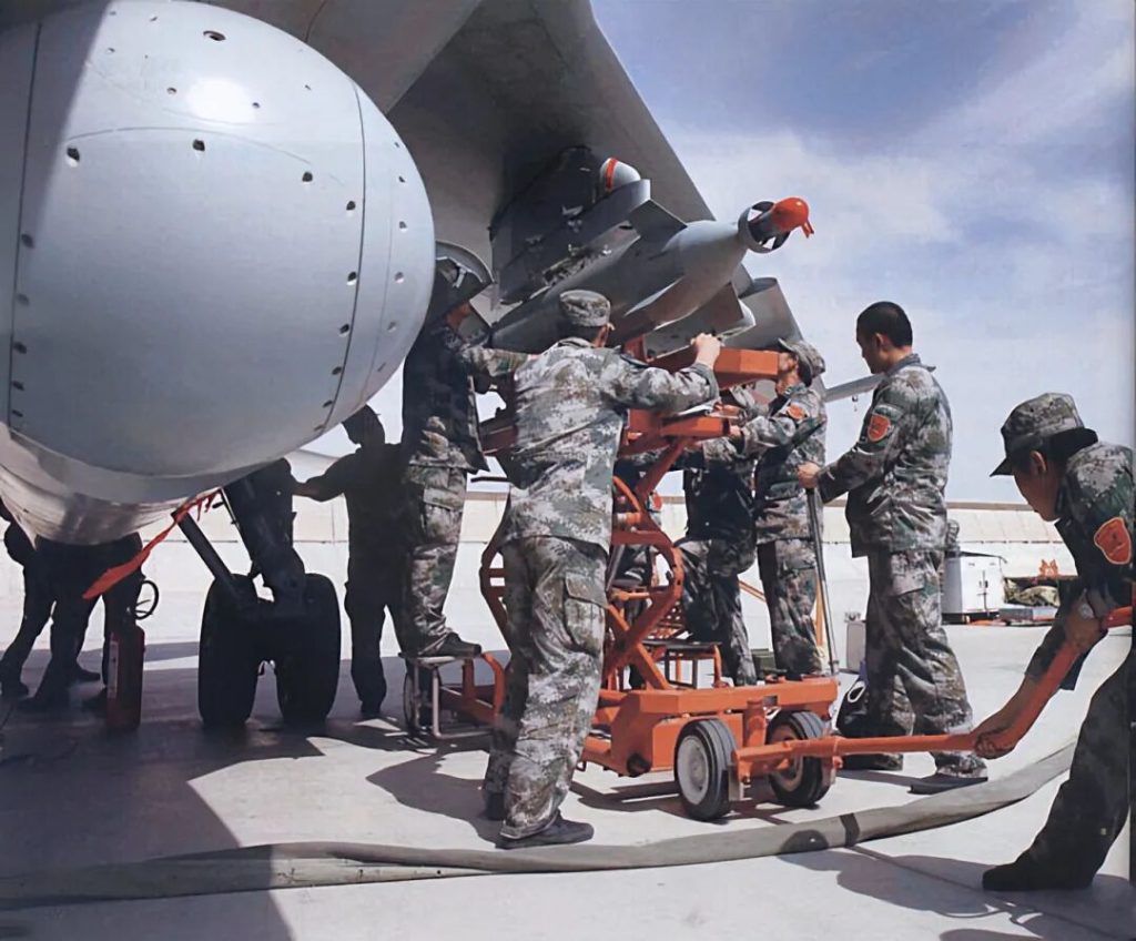 强悍的战场多面手！差点能挂鹰击12，还能兼职电子战机，聊聊已沦为“牛夫人”的飞豹