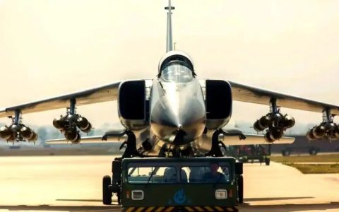 强悍的战场多面手！差点能挂鹰击12，还能兼职电子战机，聊聊已沦为“牛夫人”的飞豹