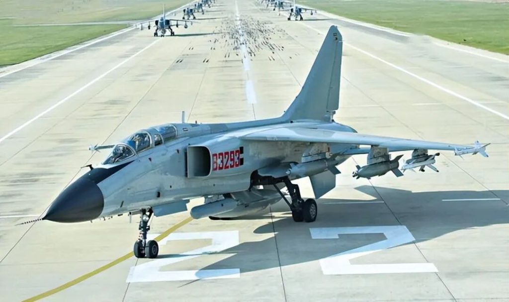 强悍的战场多面手！差点能挂鹰击12，还能兼职电子战机，聊聊已沦为“牛夫人”的飞豹