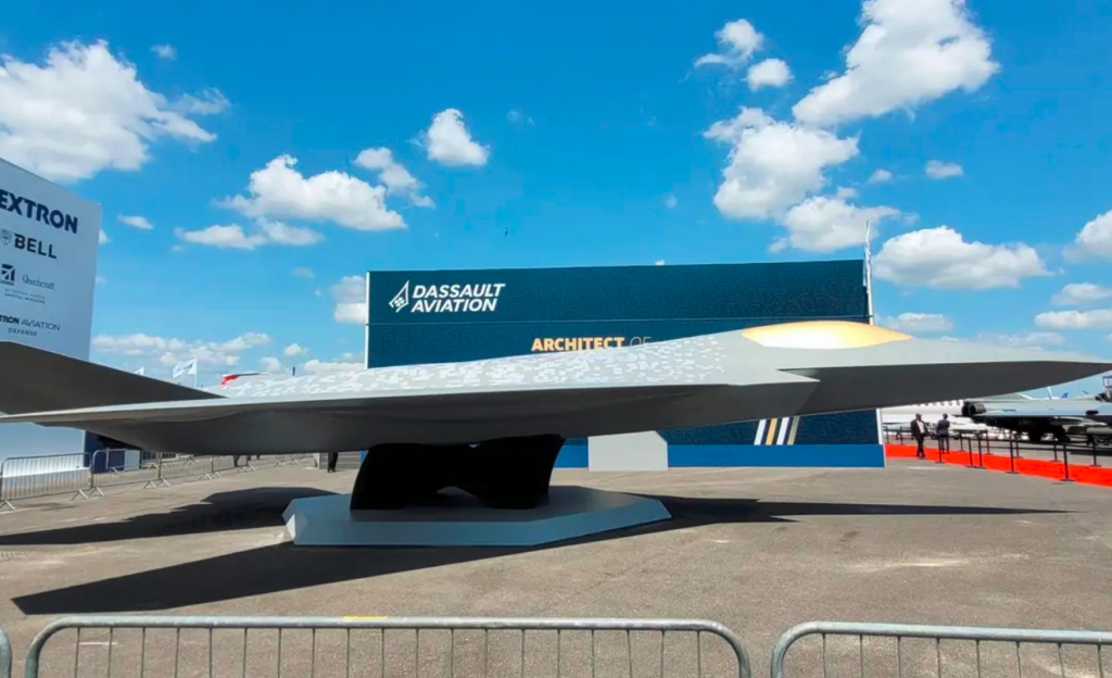 小巴隐身机大单逼死印度：自研AMCA卡死求英法拯救，美国反无人机激光炮拉胯微型导弹顶上。