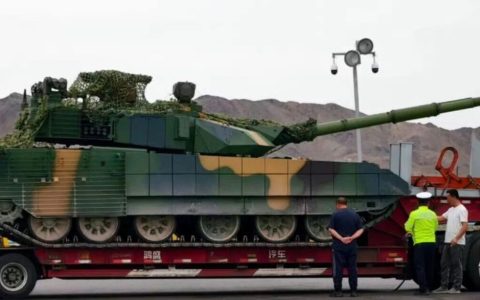 创造新型号研制神话，国产最强外贸坦克开始量产！更换新款车长周视镜，车首增加光电设备