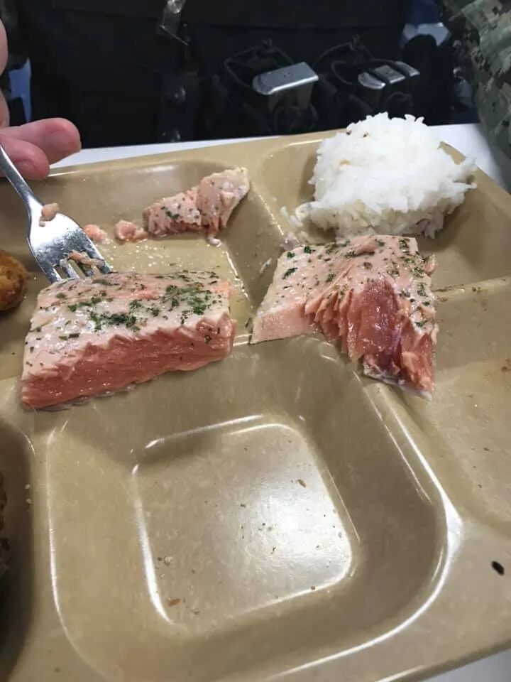 美军航母吃“猪食”