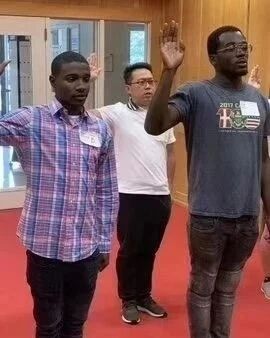 出过3本书的中国主持人，如今靠送快递糊口