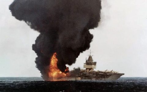 美国航母又又又着火了