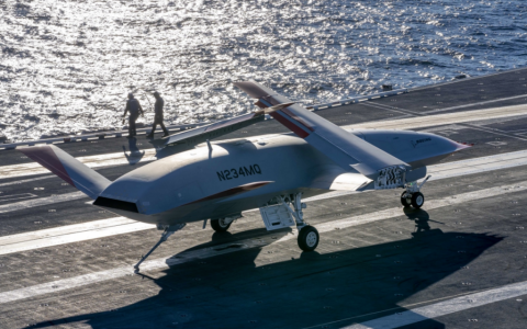 美国海军量产型MQ-25A无人机完成首次试飞