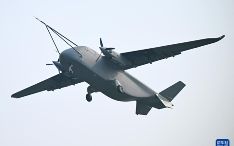 无人空中巨兽长鹰-8揭秘：技术革命如何重塑未来战场？