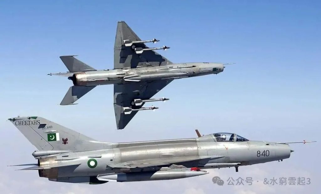 双三角翼的奇迹：一枚导弹“逼出”的歼-7E传奇