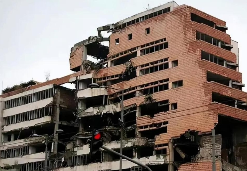 美国上门挑衅，南海撞机，肇事者成了“英雄”