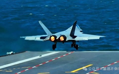 中国歼35弹射丝滑如镜，F-35C离舰惊险下沉！电磁弹射真的碾压蒸汽弹射？