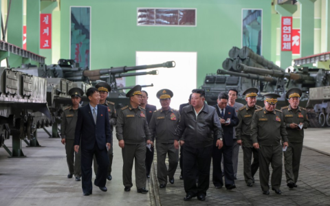 即将部署朝鲜南部边境！金正恩视察新型自行榴弹炮生产情况，称将“完全改变炮兵武力构成”