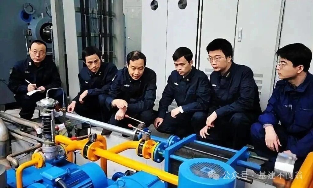 中国歼35弹射丝滑如镜，F-35C离舰惊险下沉！电磁弹射真的碾压蒸汽弹射？