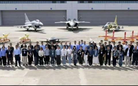 成飞就给我们看这些？中间那架“B-2轰炸机”是认真的吗？