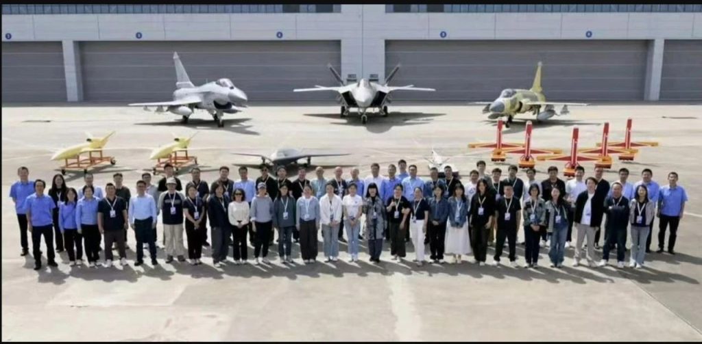 成飞就给我们看这些？中间那架“B-2轰炸机”是认真的吗？