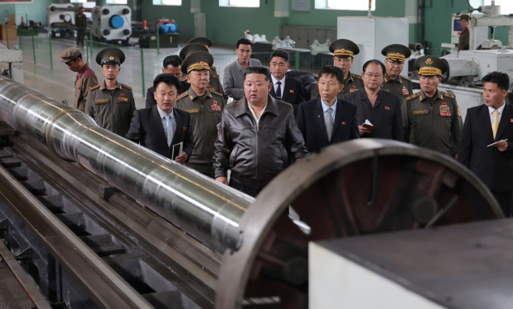 即将部署朝鲜南部边境！金正恩视察新型自行榴弹炮生产情况，称将“完全改变炮兵武力构成”