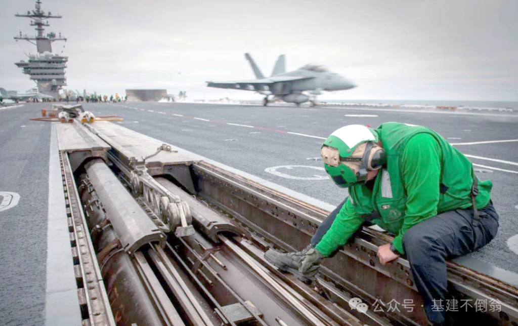 中国歼35弹射丝滑如镜，F-35C离舰惊险下沉！电磁弹射真的碾压蒸汽弹射？