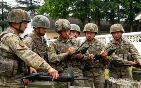 飞龙—10 正式列装，解放军步兵迎来新装备“空中手雷”，单兵可携带！