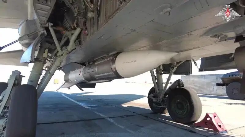 中国计算出AIM-260射程265公里,比霹雳15更远,美军却高兴不起来