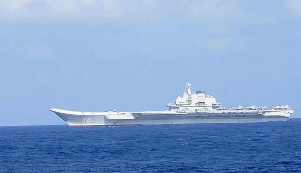首次曝光!极为震撼!歼-15低空“骑脸”美驱逐舰
